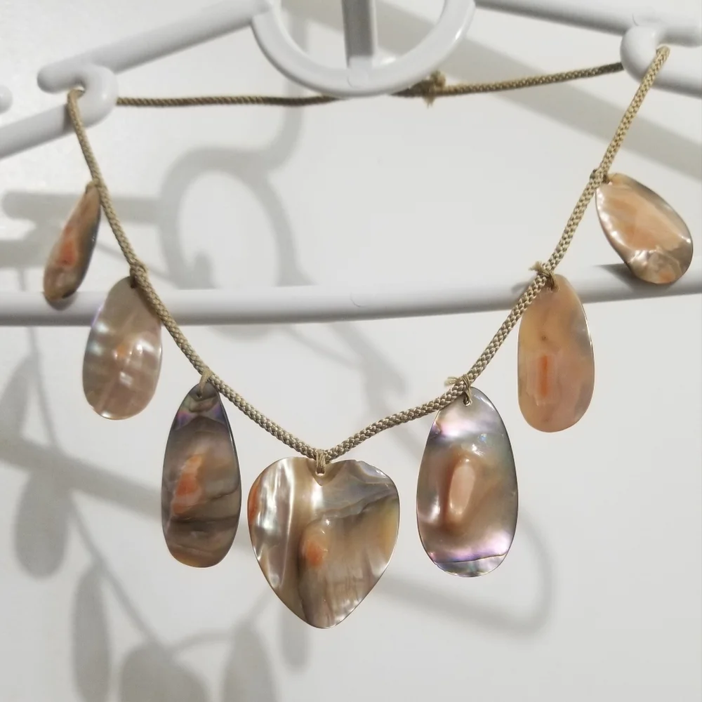 Vtg blistered pearl cord necklace, 1/7 pendants is a heart - Picture 12 of 12